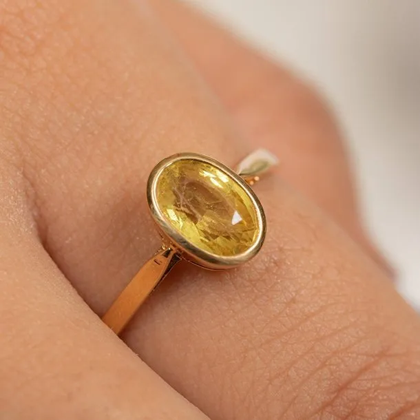 18K Yellow Gold Sapphire Ring